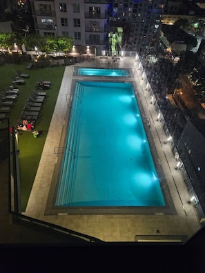 A rooftop pool with a clear view of the surrounding buildings and a well-lit deck area. - Miami-Brickell Luxury 2BR-2BATH with skyline VIEWS (Miami)
