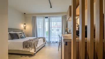 1 habitación, escritorio, tabla de planchar con plancha y cuna de viaje