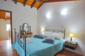 2 slaapkamers, een strijkplank/strijkijzer, reisbedje, beddengoed