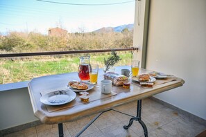 Outdoor dining - Jokos House in Roda with 2 bedrooms and 2 bathrooms (Roda)