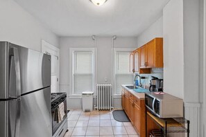 Private kitchen - Spacious 4‑Bedroom Vacation Rental – First‑Floor Home Near Downtown Albany (Albany)