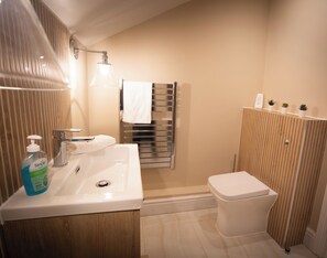 Bathroom - Lake view 3-bedroom apartment in gorgeous Buxton (Buxton)