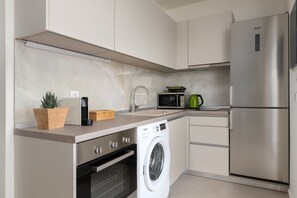 Fridge, microwave, oven, stovetop - Kyra beachfront house in Theologos Rhodes (Theologos)