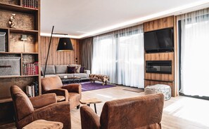 Télévision, chaîne hi-fi, espaces bureaux
