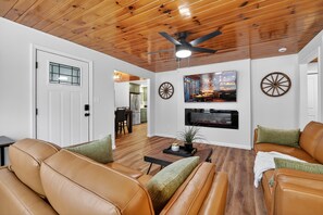 TV, fireplace, offices - 1mi to Downtown, Near Smokies & Convention Center (Gatlinburg)