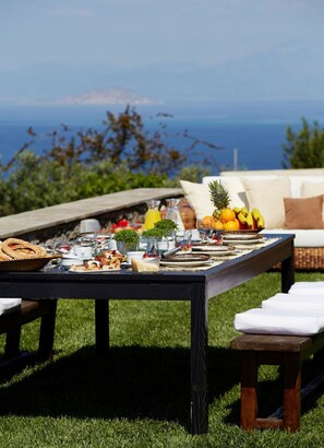 Outdoor dining - Armonia Luxury Villa (Perdika)