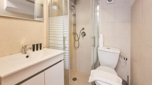 Shower, hair dryer, towels - Ben Yehouda Obsidian (Tel Aviv-Yafo)