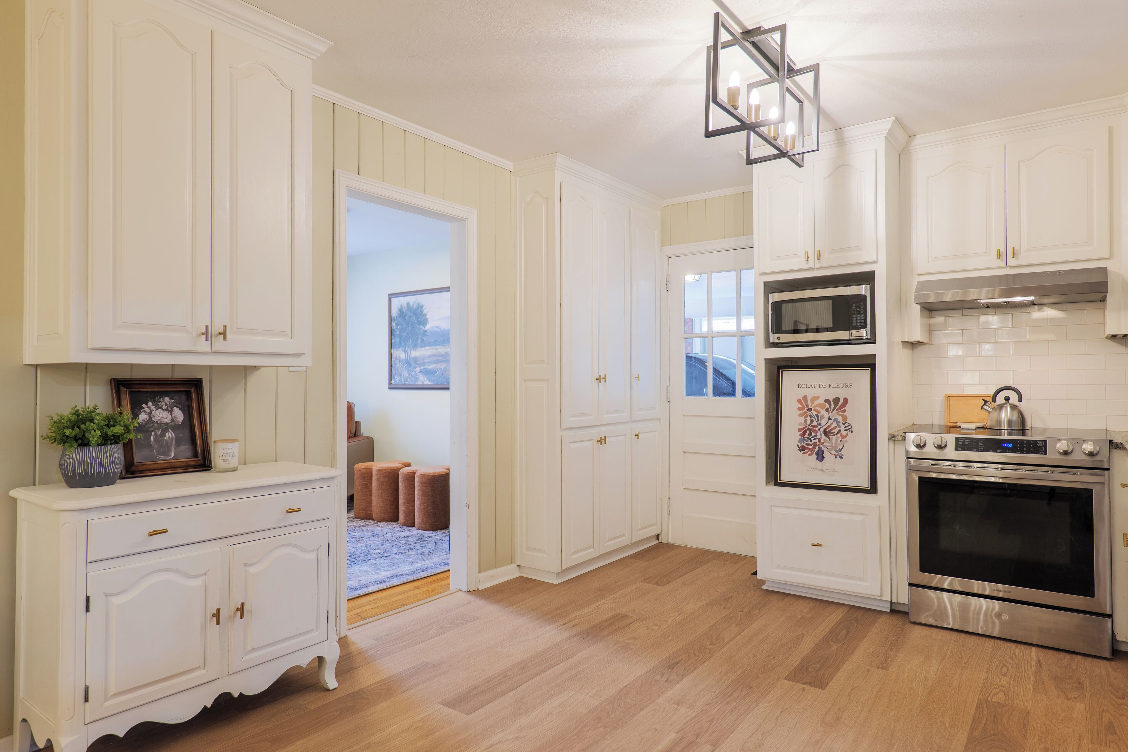 Kylskåp, mikrovågsugn, ugn och spishäll