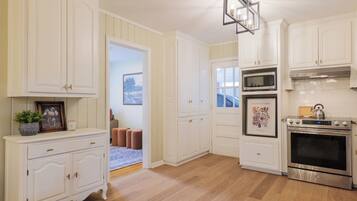 KylskÄp, mikrovÄgsugn, ugn och spishÀll