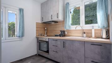 Coffee/tea maker, fridge, oven, stovetop