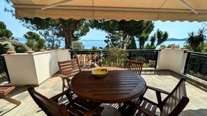 Outdoor dining - Ekatis Seacoast Nest (Dafnousia)