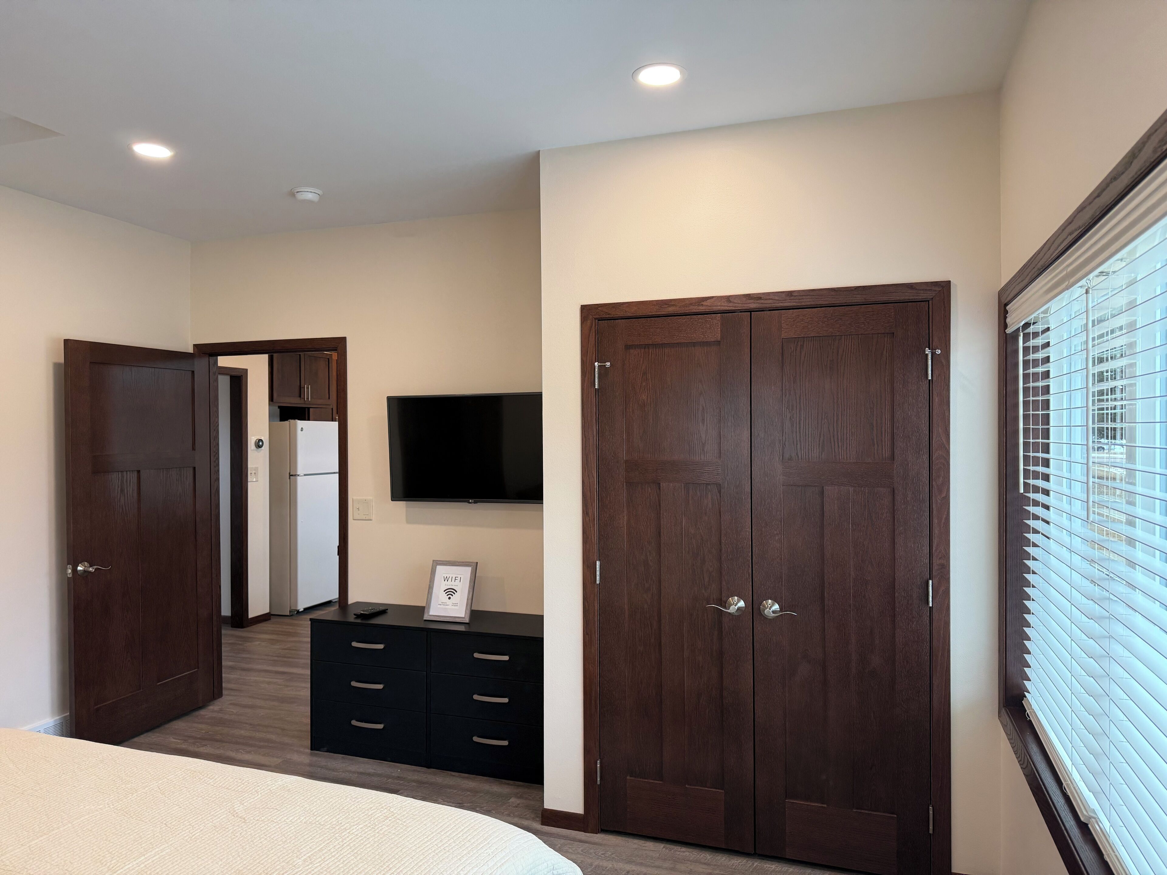 Iron/ironing board, WiFi, bed sheets