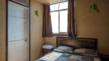 Habitación Confort doble de uso individual, 1 cama de matrimonio, patio, vistas a la montaña | Cortinas opacas y wifi gratis