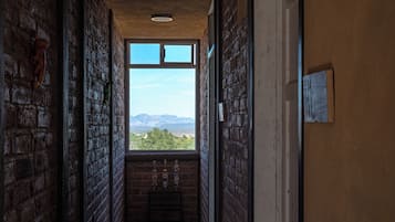 Quarto casal conforto de uso individual, 1 cama Queen, varanda, vista para a montanha | Parte interna