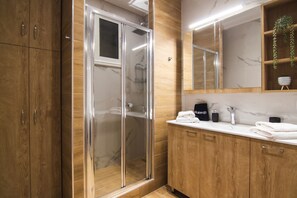 Shower, hair dryer, towels - StergiosApartment in Volos (Volos)