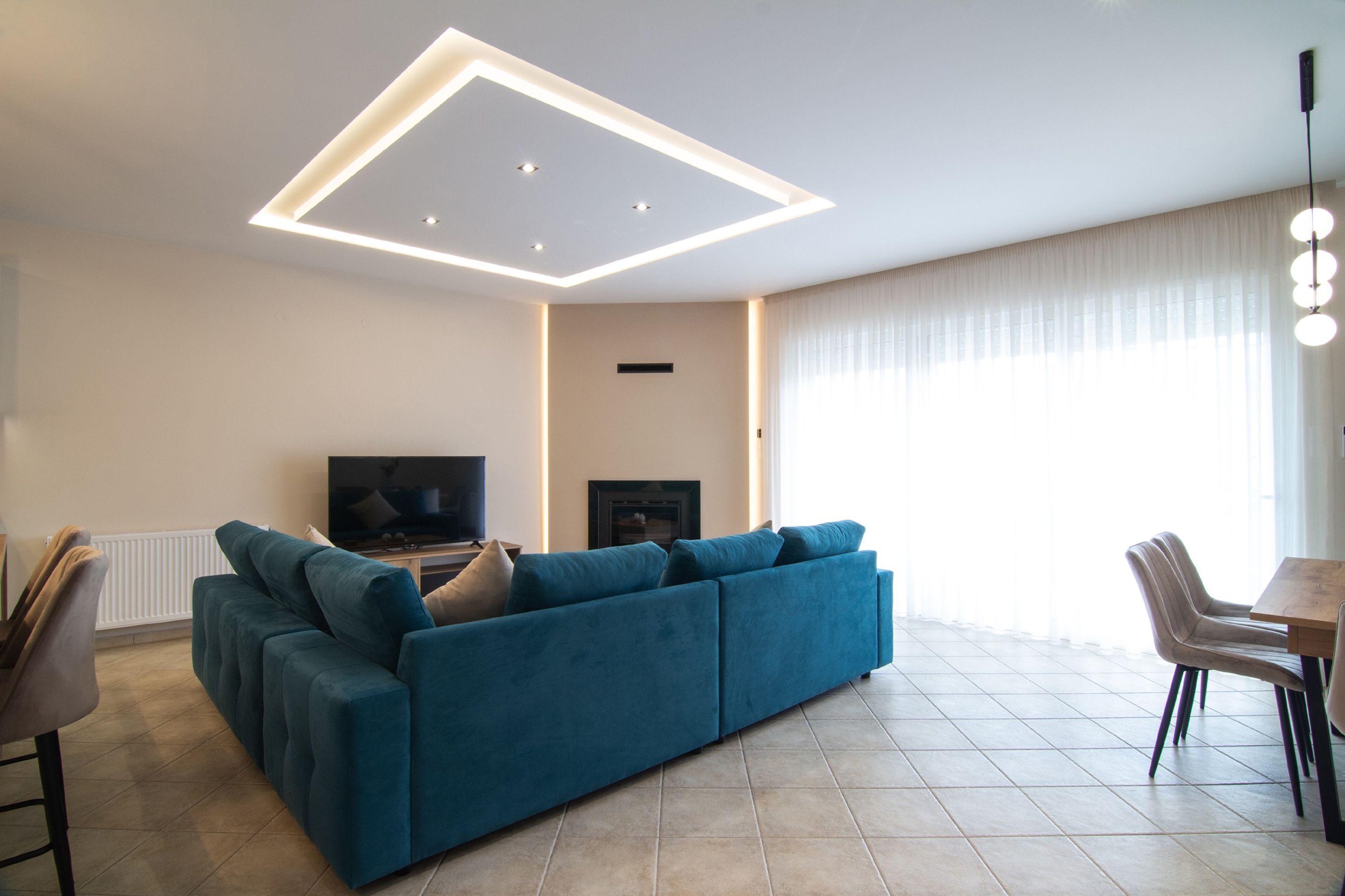 Televisión, chimenea, libros y estéreo 