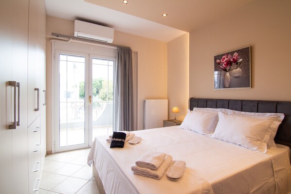 3 bedrooms, desk, iron/ironing board, travel cot