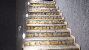 Una escalera de piedra que conduce a una puerta.
