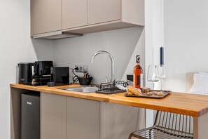Réfrigérateur, cafetière/bouilloire, grille-pain, chaise haute