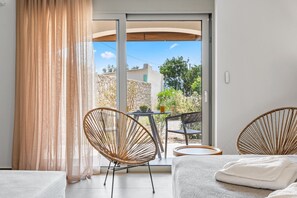 1 bedroom, iron/ironing board, travel cot, free WiFi - garden & pool view Ground floor (Nikiana)
