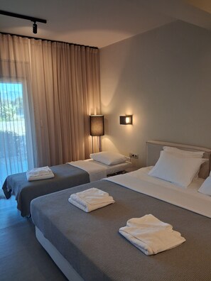 1 bedroom, iron/ironing board, travel cot, free WiFi - garden & pool view Ground floor (Nikiana)