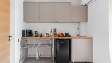 Fridge, coffee/tea maker, toaster, highchair