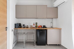 Réfrigérateur, cafetière/bouilloire, grille-pain, chaise haute