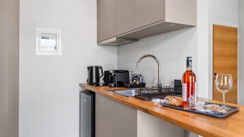 Kühlschrank, Wasserkocher mit Kaffee-/Teezubehör, Toaster, Hochstuhl