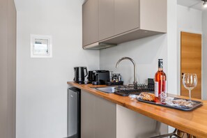 Kühlschrank, Wasserkocher mit Kaffee-/Teezubehör, Toaster, Hochstuhl