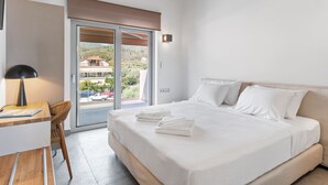 Un dormitorio con cama, escritorio y silla.