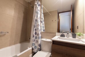 Shower, hair dryer, towels, soap - Fabulous 2-bedroom apartment with AC in vibrant Las Condes (Las Condes)