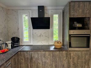 Kühlschrank, Mikrowelle, Ofen, Herdplatte