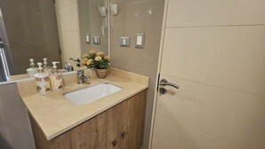 ヘアドライヤー、タオル、石鹸、トイレットペーパー