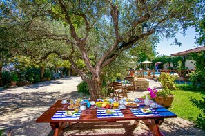 Outdoor dining - Villa Agapi Episcopi (Heraklion)