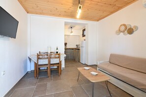 TV - Two Bedroom with Garden View (Fourka)