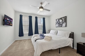 Een strijkplank/strijkijzer, wifi, beddengoed