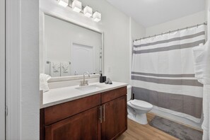 Secador de pelo, toallas, jabón, papel higiénico