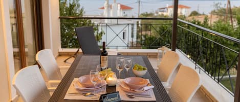 Une table à manger dressée avec des assiettes, des verres et une bouteille, et un panneau indiquant « Réservé ».