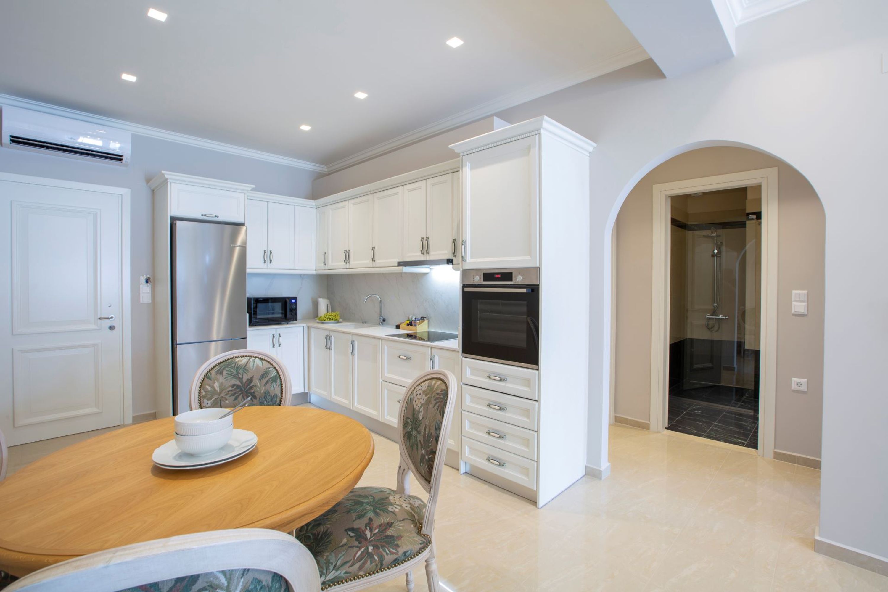 Fridge, oven, stovetop, coffee/tea maker