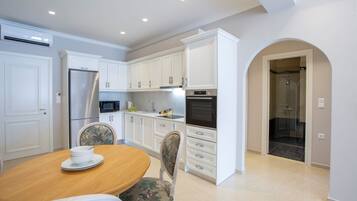 Fridge, oven, stovetop, coffee/tea maker