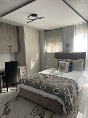 2 bedrooms, desk, iron/ironing board, travel cot - Sea View Apartment Patras (Patra)