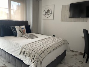 2 dormitorios, escritorio, tabla de planchar con plancha y cuna de viaje