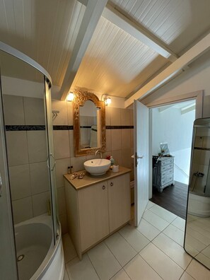 Dusche, Haartrockner, Handtücher
