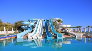 A pool with multiple water slides and lounge chairs. - BnB Homes Apartment with Sea view 3 Terraces (Albufeira)