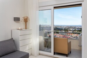 TV, books, offices - BnB Homes Jardim Cozy Apartment with 2 pools (Albufeira)