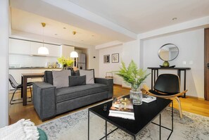 TV, offices - w* | Amazing 2BR in Roma Norte (Ciudad de México)