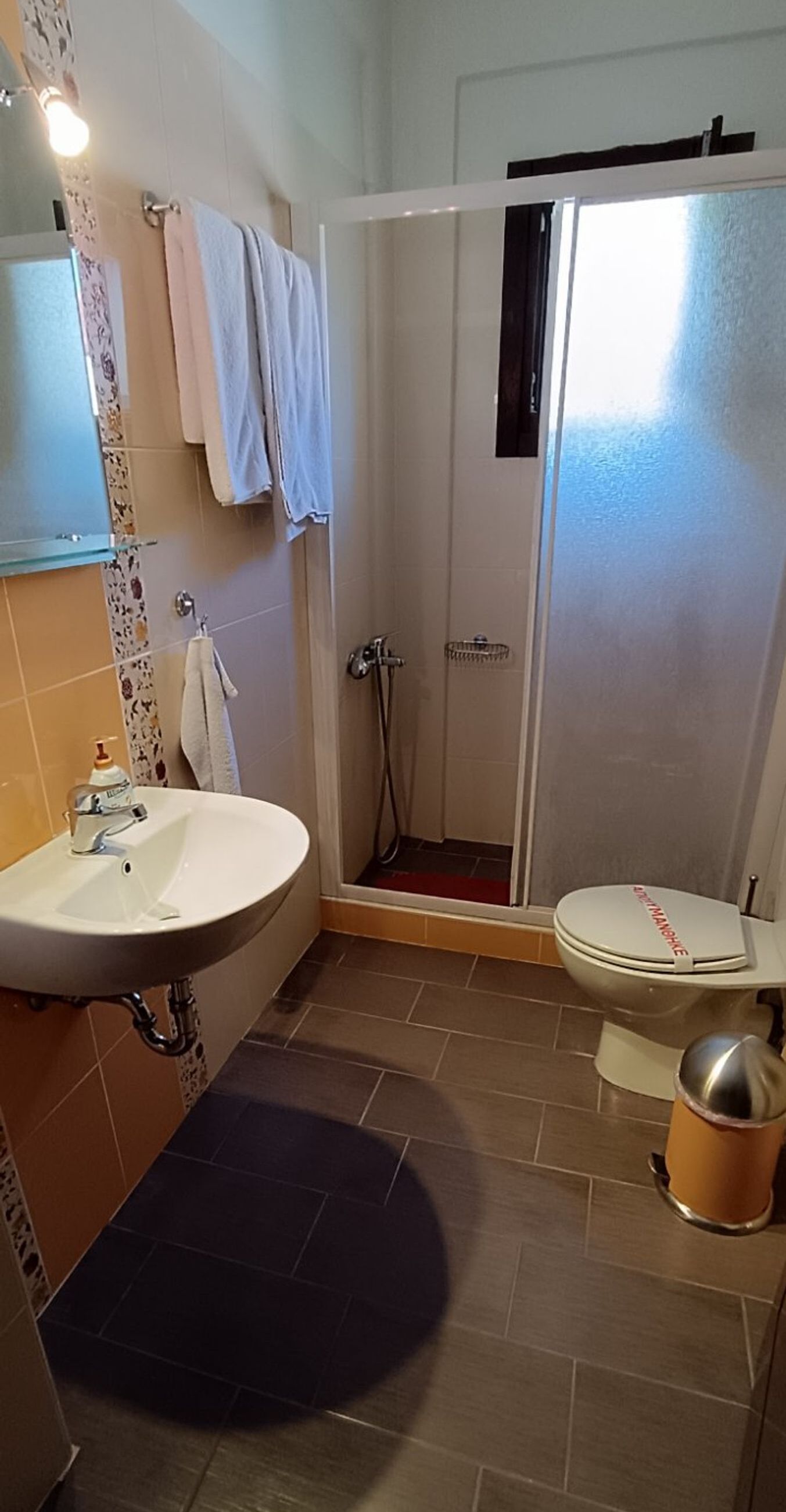 Douche, sèche-cheveux, serviettes fournies