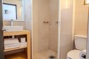 Dusche, Haartrockner, Seife, Toilettenpapier