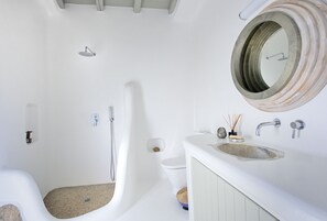 Shower, hair dryer, towels - Magnolia in Mykonos with 4 bedrooms and 4.5 bathrooms (Mykonos)