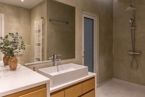 Shower, hair dryer, towels - Acropolis Museum Retreat - 2 Bedroom Apartment (Athina)